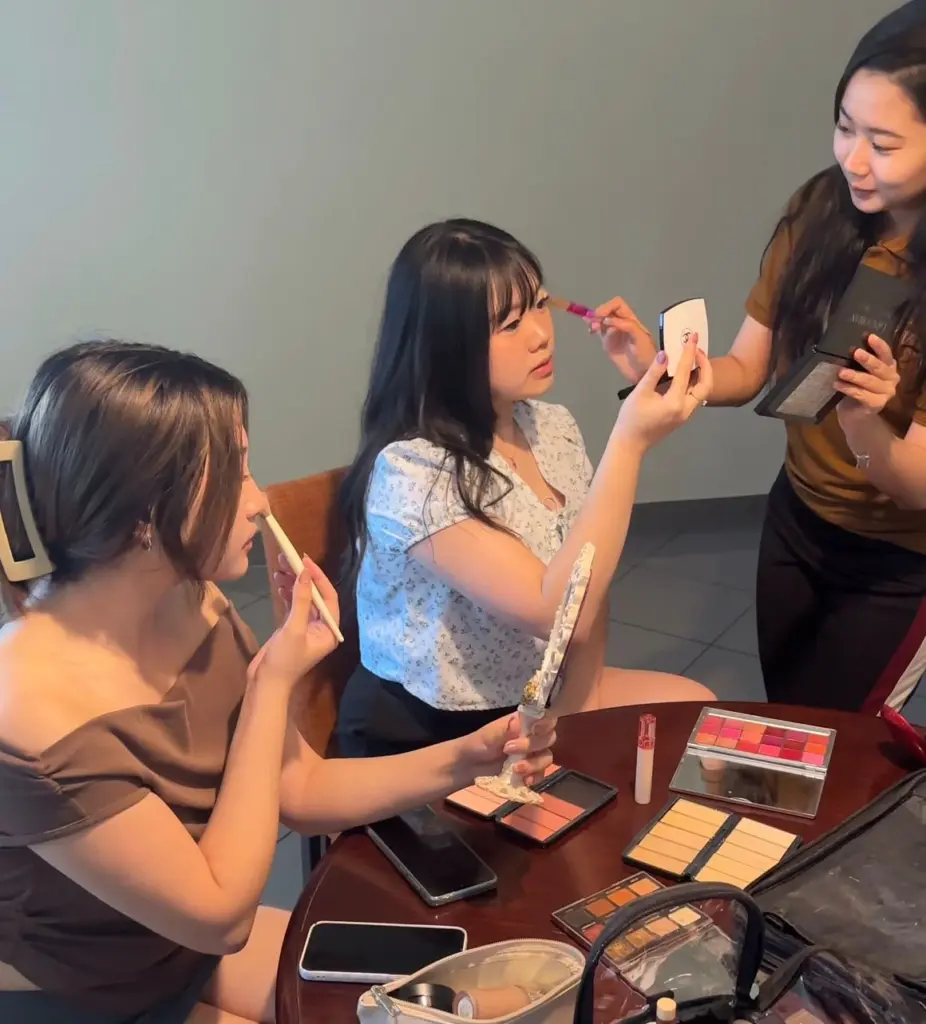 Beauty in a Pinch: Master Hairstyling and Makeup Skills to Look Flawless Anywhere, Anytime Vivian Artistry Vivian Makeup Melbourne