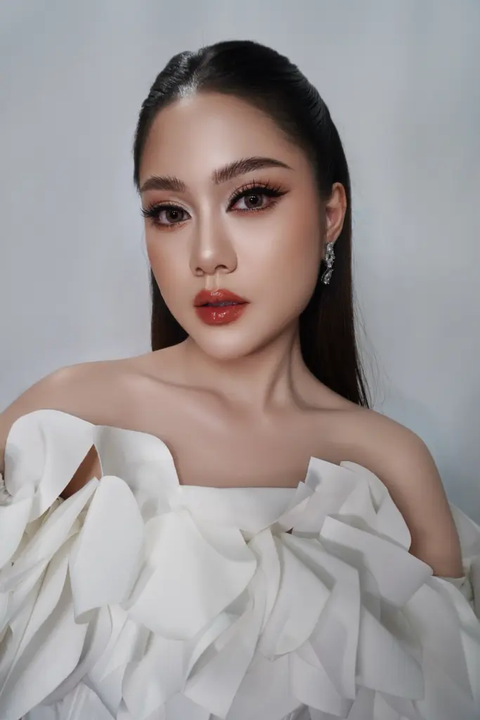 Full glam makeup by Vivian Artistry