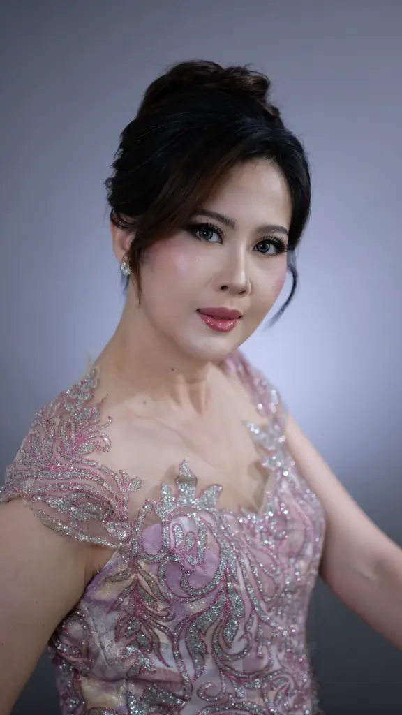 Full glam makeup by Vivian Artistry
